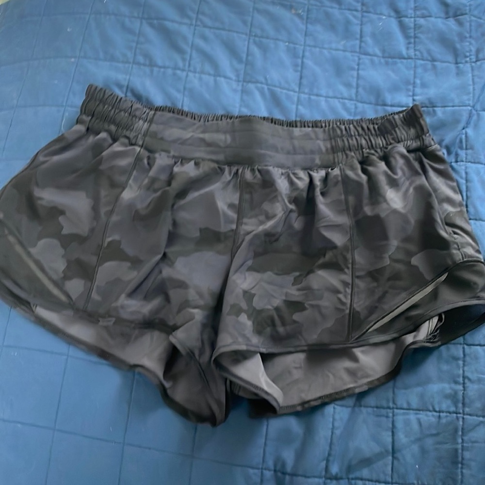 Lululemon size 12 hottie hot shorts